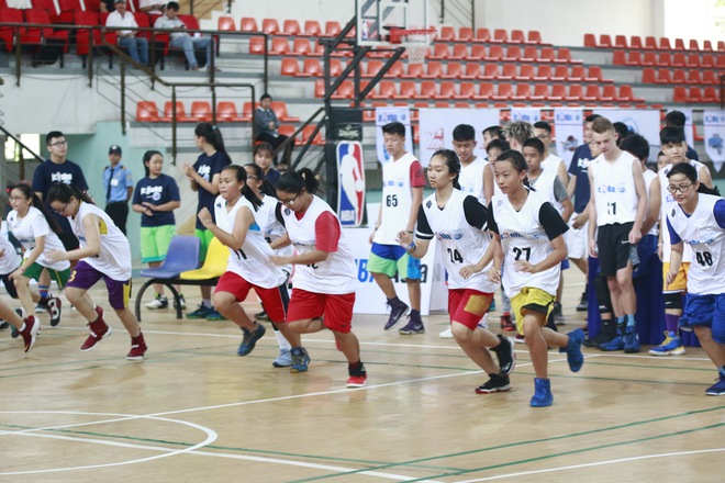 Hơn 5.000 trẻ em Việt Nam tham gia hội trại bóng rổ nhà nghề Mỹ miễn phí - Ảnh 1.