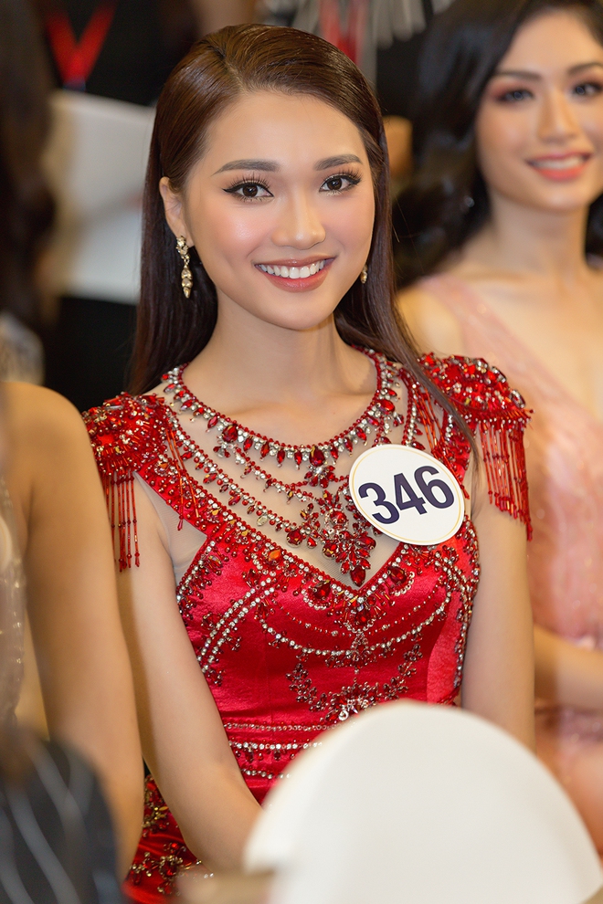 Cận cảnh nhan sắc Nữ PG từng gây bão mạng đụng váy Chi Pu, Hari Won ở Hoa hậu Hoàn vũ - Ảnh 4.