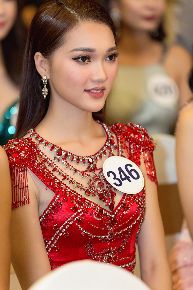 Cận cảnh nhan sắc Nữ PG từng gây bão mạng đụng váy Chi Pu, Hari Won ở Hoa hậu Hoàn vũ - Ảnh 5.