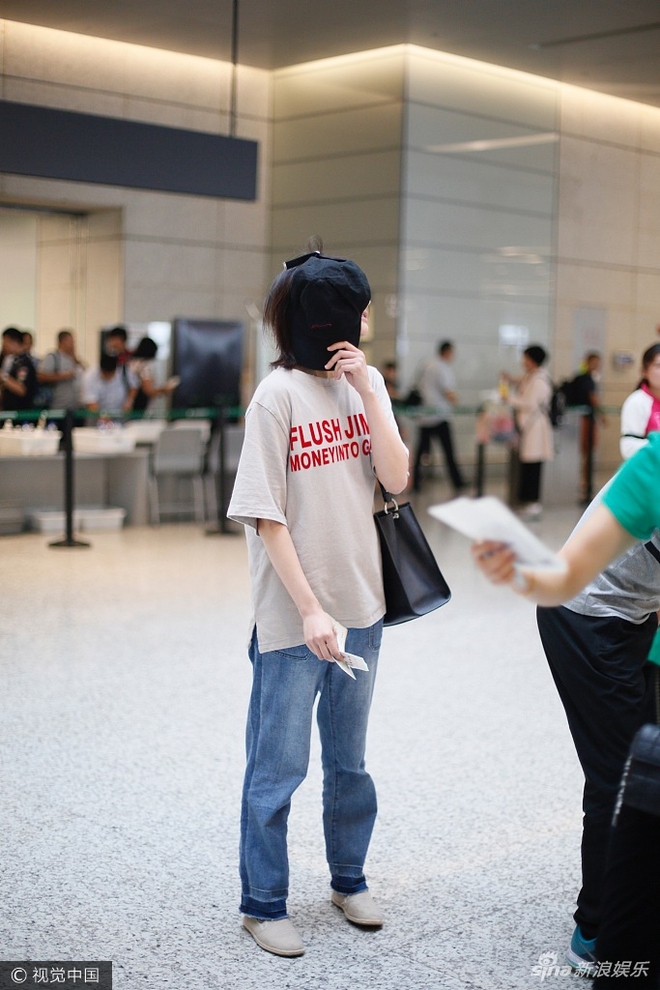Trịnh Sảng gây thất vọng khi xuất hiện với mặt mộc kém sắc ở sân bay - Ảnh 3.