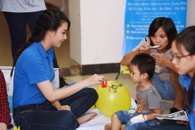 Hoa hậu biển Thùy Trang mặc áo xanh tình nguyện phát quà cho bệnh nhi - Ảnh 6.