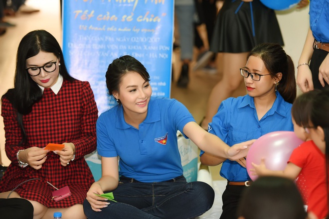 Hoa hậu biển Thùy Trang mặc áo xanh tình nguyện phát quà cho bệnh nhi - Ảnh 8.