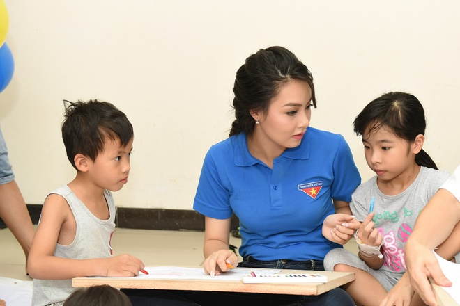 Hoa hậu biển Thùy Trang mặc áo xanh tình nguyện phát quà cho bệnh nhi - Ảnh 10.