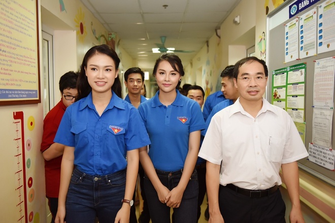 Hoa hậu biển Thùy Trang mặc áo xanh tình nguyện phát quà cho bệnh nhi - Ảnh 11.