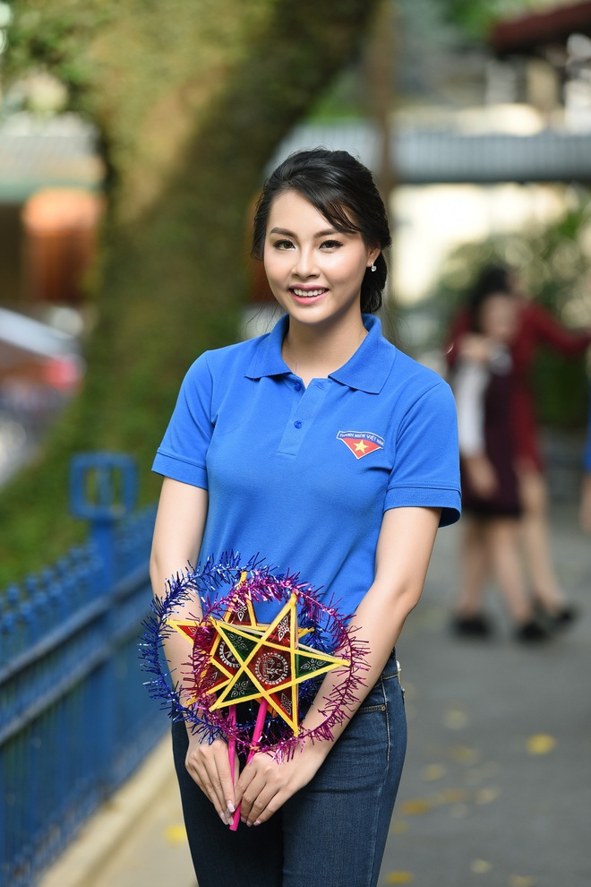 Hoa hậu biển Thùy Trang mặc áo xanh tình nguyện phát quà cho bệnh nhi - Ảnh 2.