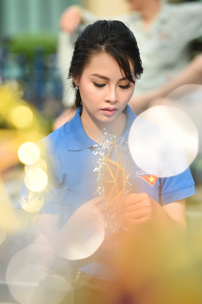 Hoa hậu biển Thùy Trang mặc áo xanh tình nguyện phát quà cho bệnh nhi - Ảnh 3.