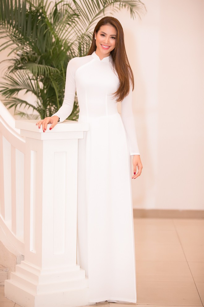 Sau loạt sự cố ở Hoa hậu Hoàn vũ, Phạm Hương rạng rỡ với áo dài trắng - Ảnh 7.
