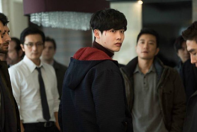 Phim mới của Lee Jong Suk, Jang Dong Gun thống trị phòng vé, dàn sao điển trai ngời ngời trên tạp chí - Ảnh 2.