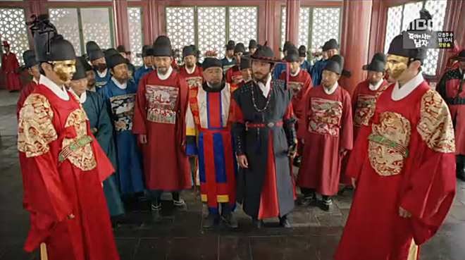 Mặt nạ quân chủ: Yoo Seung Ho chính thức trở lại ngôi vua, hiểu lầm vẫn chồng chất hiểu lầm! - Ảnh 1.