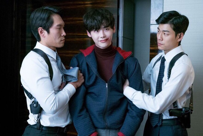 Phim mới của Lee Jong Suk, Jang Dong Gun thống trị phòng vé, dàn sao điển trai ngời ngời trên tạp chí - Ảnh 3.
