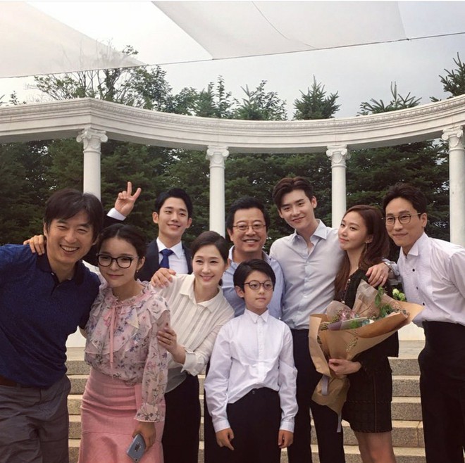 Phim của Suzy, Lee Jong Suk đóng máy, tiết lộ những hình ảnh khiến fan phấn khích - Ảnh 8.