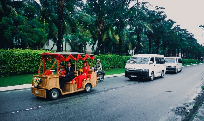 Cười đau ruột cảnh nàng dâu mới bị say xe, đeo khẩu trang nằm lả trên đùi chồng trong ngày cưới - Ảnh 3.