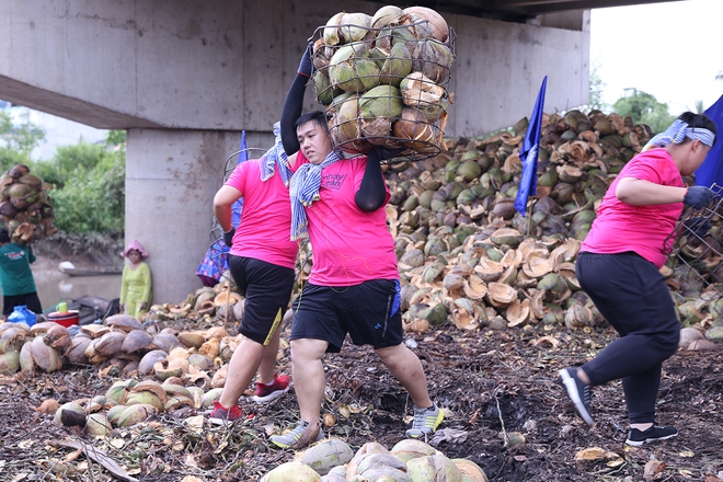 Thí sinh Bước nhảy ngàn cân ngã nhào khi bị bắt ép cân với dừa khô, ruộng lúa - Ảnh 2.