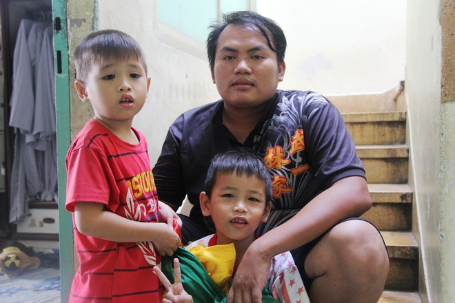 Hai bé trai 4 và 5 tuổi nghi bị mẹ bỏ rơi dưới chân cầu: Nửa đêm tỉnh giấc khóc đòi mẹ - Ảnh 4. Hai bé trai 4 và 5 tuổi nghi bị mẹ bỏ rơi dưới chân cầu: Nửa đêm tỉnh giấc khóc đòi mẹ - Ảnh 4.
