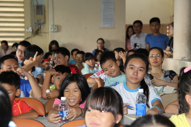 TP.HCM: Trẻ nhảy từ trên cao, leo thang thoát hiểm ngoạn mục khi cháy lớn xảy ra tại nhà cao tầng - Ảnh 1.