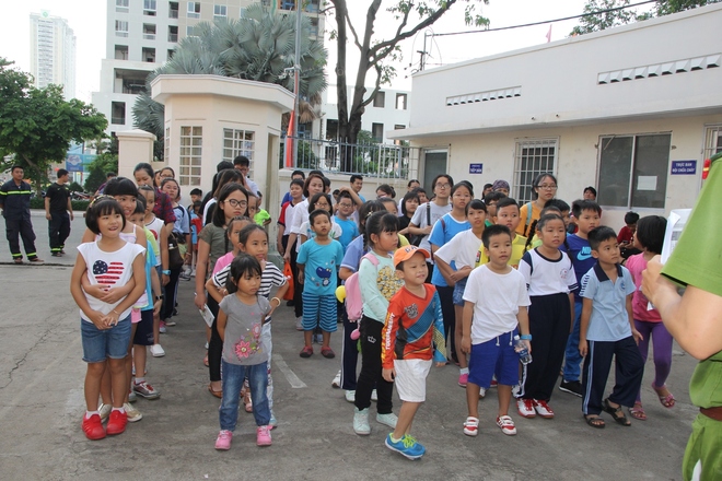 TP.HCM: Trẻ nhảy từ trên cao, leo thang thoát hiểm ngoạn mục khi cháy lớn xảy ra tại nhà cao tầng - Ảnh 2.