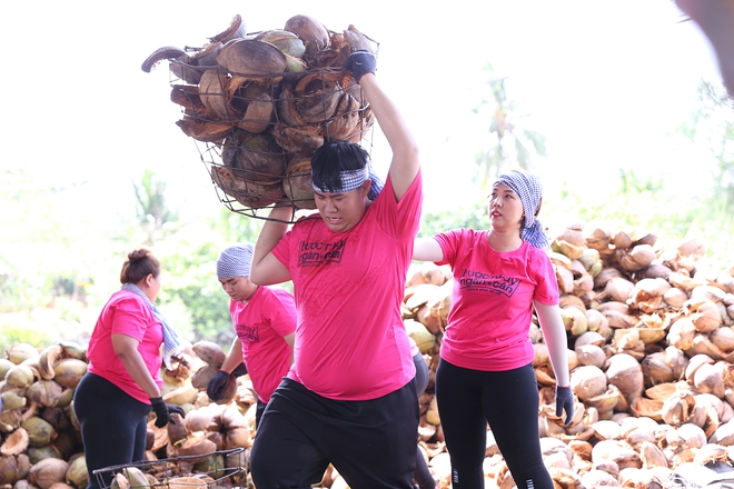 Thí sinh Bước nhảy ngàn cân ngã nhào khi bị bắt ép cân với dừa khô, ruộng lúa - Ảnh 3.