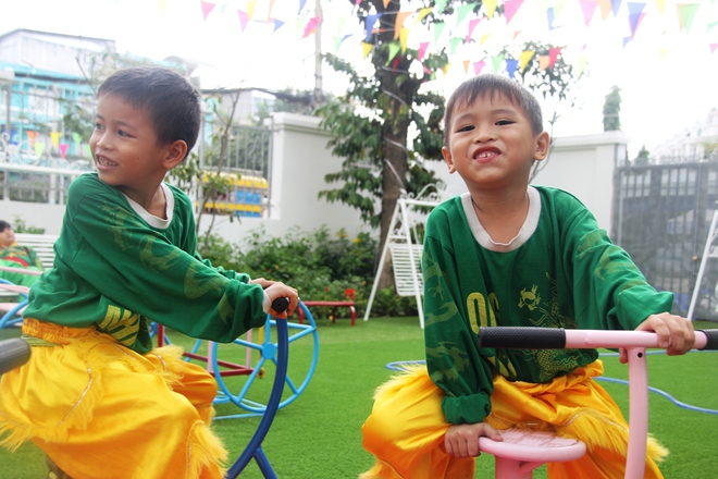 Hai bé trai 4 và 5 tuổi nghi bị mẹ bỏ rơi dưới chân cầu: Nửa đêm tỉnh giấc khóc đòi mẹ - Ảnh 11. Hai bé trai 4 và 5 tuổi nghi bị mẹ bỏ rơi dưới chân cầu: Nửa đêm tỉnh giấc khóc đòi mẹ - Ảnh 11.