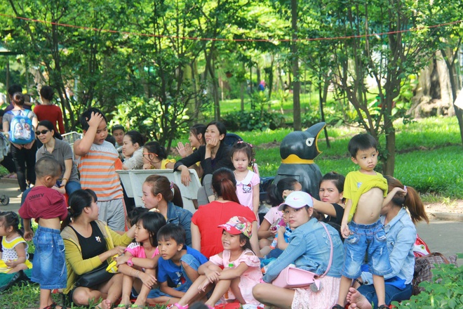 Miễn phí vé vào cổng, Thảo Cầm Viên chật kín người dịp Quốc tế Thiếu nhi - Ảnh 12. Miễn phí vé vào cổng, Thảo Cầm Viên chật kín người dịp Quốc tế Thiếu nhi - Ảnh 12.