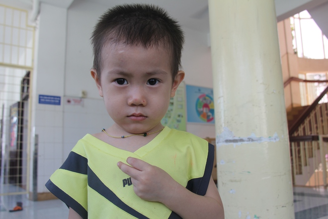 Bé trai 2 tuổi bị bỏ rơi ở cổng BV Từ Dũ: Để bé lại Sài Gòn ít hôm hi vọng gia đình đến đón - Ảnh 3.