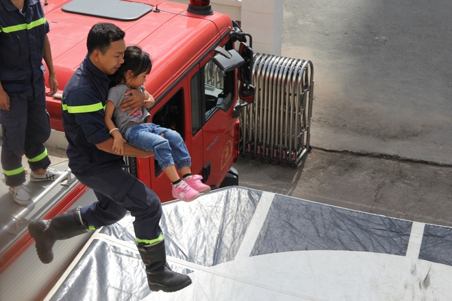 TP.HCM: Trẻ nhảy từ trên cao, leo thang thoát hiểm ngoạn mục khi cháy lớn xảy ra tại nhà cao tầng - Ảnh 8.