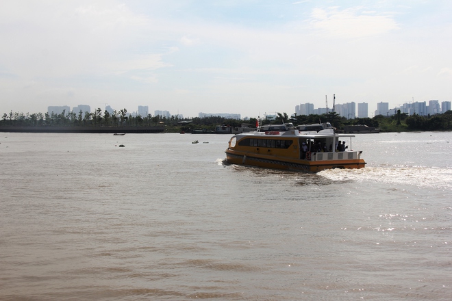 Sau bao ngày chờ đợi, cuối cùng người dân Sài Gòn đã được đi xe buýt trên sông - Ảnh 17.