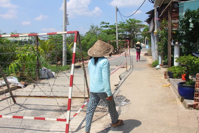 Sống bất an bên bờ sông sạt lở, đến đám cưới con gái mẹ già cũng không dám tổ chức  - Ảnh 4.