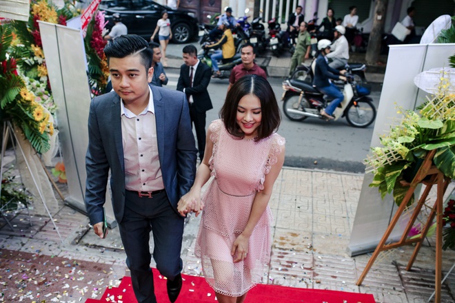 &Ocirc;ng x&atilde; t&igrave;nh cảm hộ tống V&acirc;n Trang đi sự kiện - Ảnh 2.