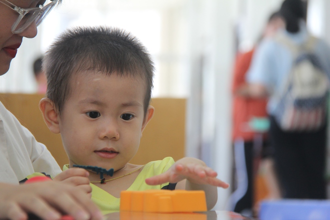Đã có một phụ nữ nhận là mẹ của bé trai 2 tuổi nghi bị bỏ rơi trước cổng BV Từ Dũ - Ảnh 2. Đã có một phụ nữ nhận là mẹ của bé trai 2 tuổi nghi bị bỏ rơi trước cổng BV Từ Dũ - Ảnh 2.