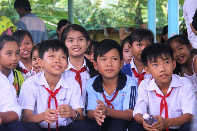Trẻ em miền quê được giáo dục để tránh bị dâm ô trong phiên tòa giả định tại trường học - Ảnh 2. Trẻ em miền quê được giáo dục để tránh bị dâm ô trong phiên tòa giả định tại trường học - Ảnh 2.