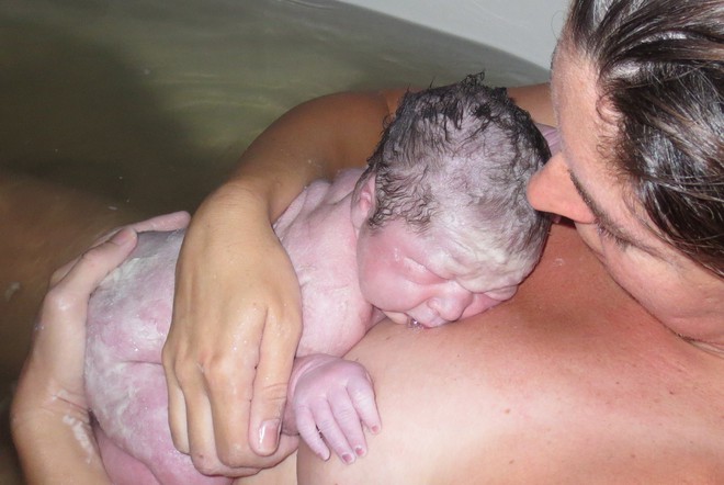 Đây là lý do chuyên gia khuyên bố mẹ không nên tắm cho bé ngay sau khi sinh - Ảnh 2.