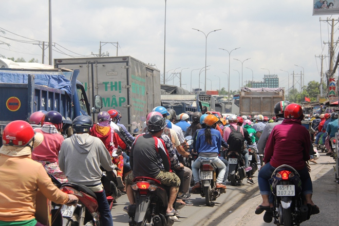 Sợ tắc đường, từ sáng sớm người dân các tỉnh lại ùn ùn đổ về thành phố sau kỳ nghỉ lễ 2/9 - Ảnh 1.