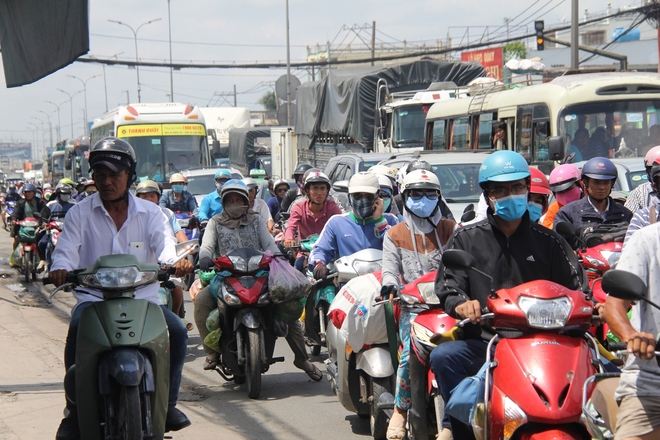 Sợ tắc đường, từ sáng sớm người dân các tỉnh lại ùn ùn đổ về thành phố sau kỳ nghỉ lễ 2/9 - Ảnh 2.