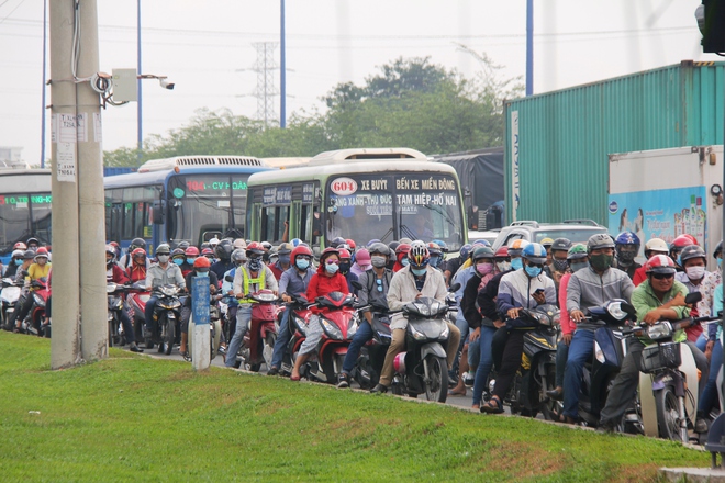 TP.HCM: Ùn tắc kinh hoàng suốt nhiều giờ, hàng ngàn phương tiện chôn chân trên Xa lộ Hà Nội - Ảnh 1.
