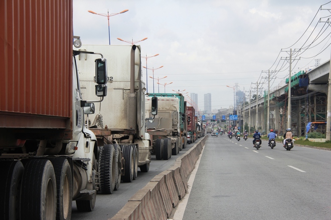 TP.HCM: Ùn tắc kinh hoàng suốt nhiều giờ, hàng ngàn phương tiện chôn chân trên Xa lộ Hà Nội - Ảnh 9.