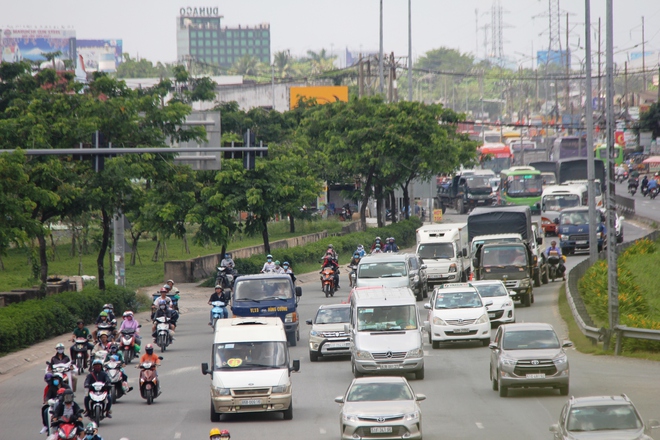 Sợ tắc đường, từ sáng sớm người dân các tỉnh lại ùn ùn đổ về thành phố sau kỳ nghỉ lễ 2/9 - Ảnh 5.