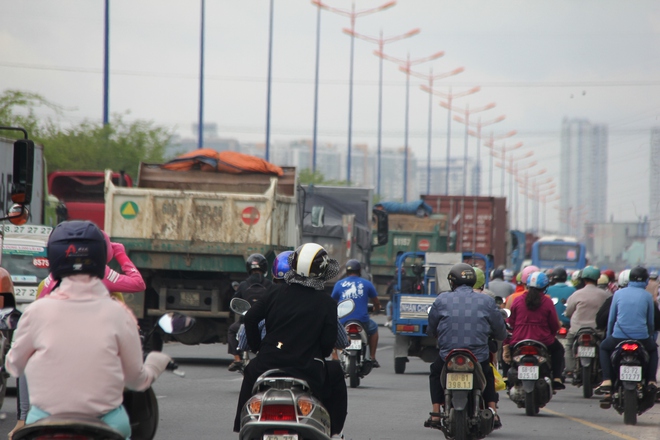 TP.HCM: Ùn tắc kinh hoàng suốt nhiều giờ, hàng ngàn phương tiện chôn chân trên Xa lộ Hà Nội - Ảnh 5.