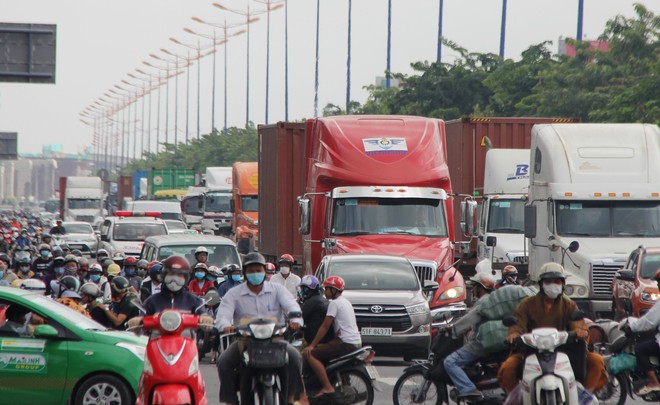 TP.HCM: Ùn tắc kinh hoàng suốt nhiều giờ, hàng ngàn phương tiện chôn chân trên Xa lộ Hà Nội - Ảnh 3.