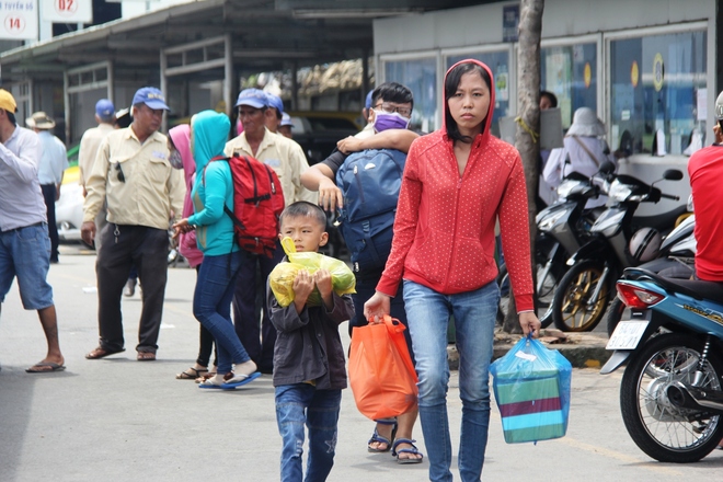 Sợ tắc đường, từ sáng sớm người dân các tỉnh lại ùn ùn đổ về thành phố sau kỳ nghỉ lễ 2/9 - Ảnh 6.