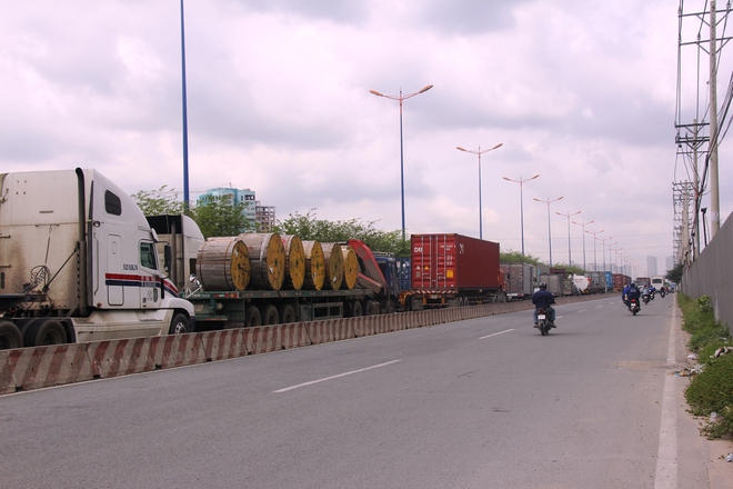 TP.HCM: Ùn tắc kinh hoàng suốt nhiều giờ, hàng ngàn phương tiện chôn chân trên Xa lộ Hà Nội - Ảnh 10.