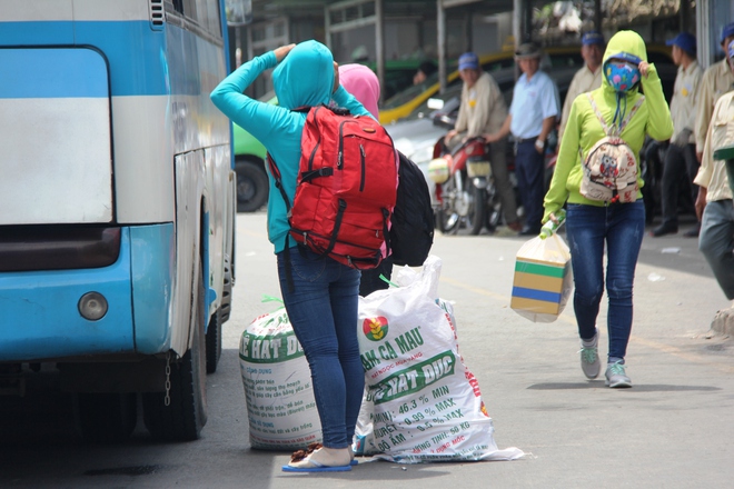 Sợ tắc đường, từ sáng sớm người dân các tỉnh lại ùn ùn đổ về thành phố sau kỳ nghỉ lễ 2/9 - Ảnh 7.