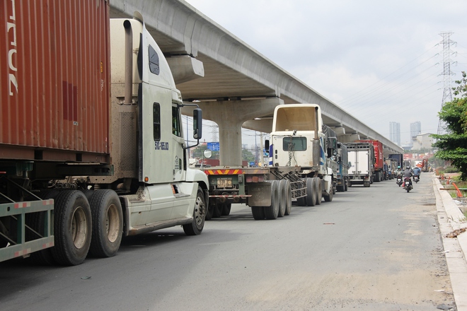 TP.HCM: Ùn tắc kinh hoàng suốt nhiều giờ, hàng ngàn phương tiện chôn chân trên Xa lộ Hà Nội - Ảnh 8.