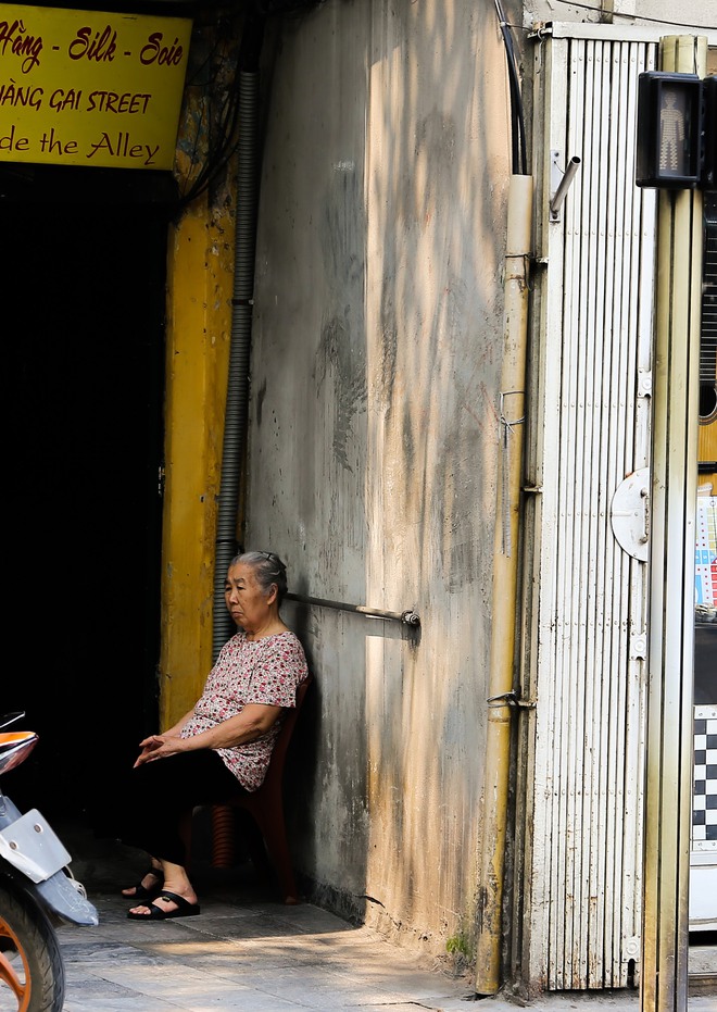 Muôn kiểu trốn nắng của người Hà Nội trong ngày 40 độ - ngày nắng nhất từ đầu hè đến giờ - Ảnh 7.