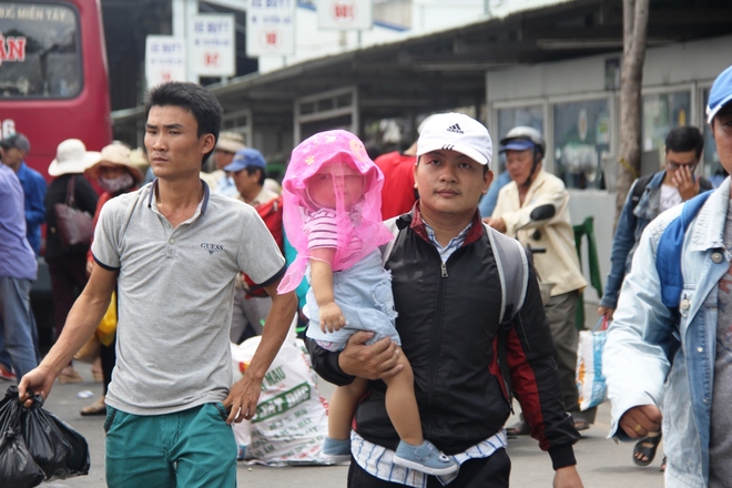 Sợ tắc đường, từ sáng sớm người dân các tỉnh lại ùn ùn đổ về thành phố sau kỳ nghỉ lễ 2/9 - Ảnh 8.