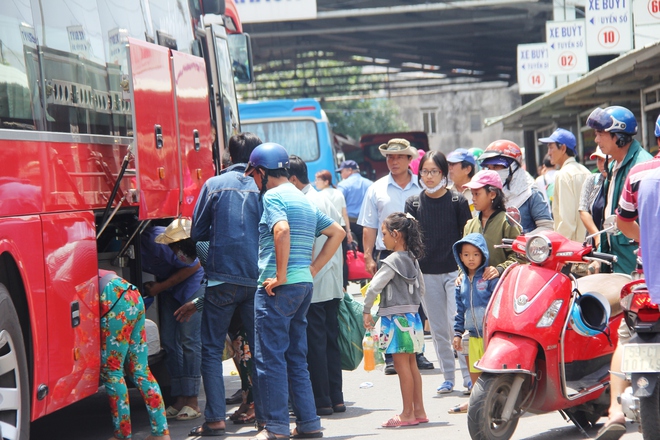 Sợ tắc đường, từ sáng sớm người dân các tỉnh lại ùn ùn đổ về thành phố sau kỳ nghỉ lễ 2/9 - Ảnh 9.