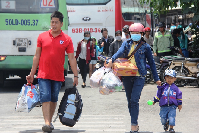 Sợ tắc đường, từ sáng sớm người dân các tỉnh lại ùn ùn đổ về thành phố sau kỳ nghỉ lễ 2/9 - Ảnh 11.