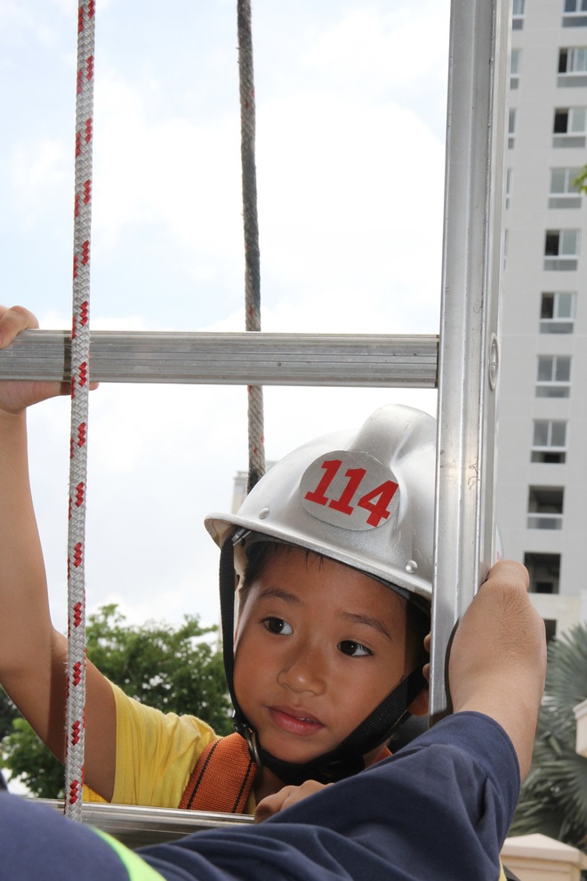 TP.HCM: Trẻ nhảy từ trên cao, leo thang thoát hiểm ngoạn mục khi cháy lớn xảy ra tại nhà cao tầng - Ảnh 11.