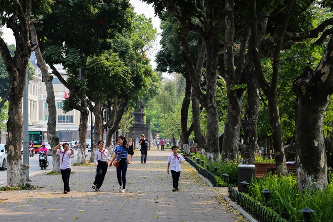 Muôn kiểu trốn nắng của người Hà Nội trong ngày 40 độ - ngày nắng nhất từ đầu hè đến giờ - Ảnh 11.