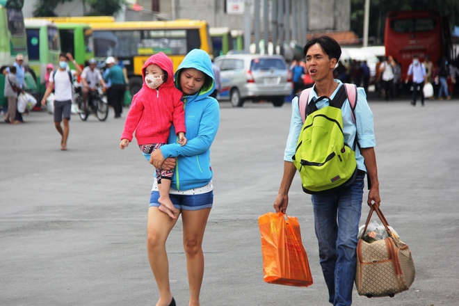 Sợ tắc đường, từ sáng sớm người dân các tỉnh lại ùn ùn đổ về thành phố sau kỳ nghỉ lễ 2/9 - Ảnh 15.