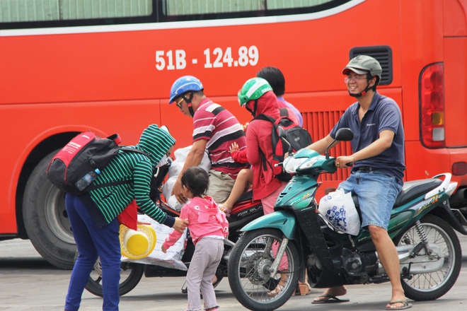 Sợ tắc đường, từ sáng sớm người dân các tỉnh lại ùn ùn đổ về thành phố sau kỳ nghỉ lễ 2/9 - Ảnh 16.